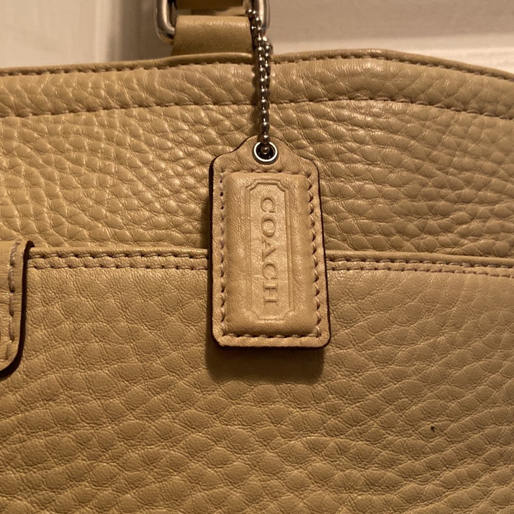 Coach pebbled leather shoulder bag EUC - Picture 4 of 11